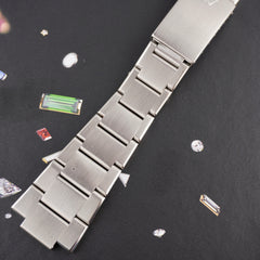 Rolex 17000B showcasing stainless steel band and clasp